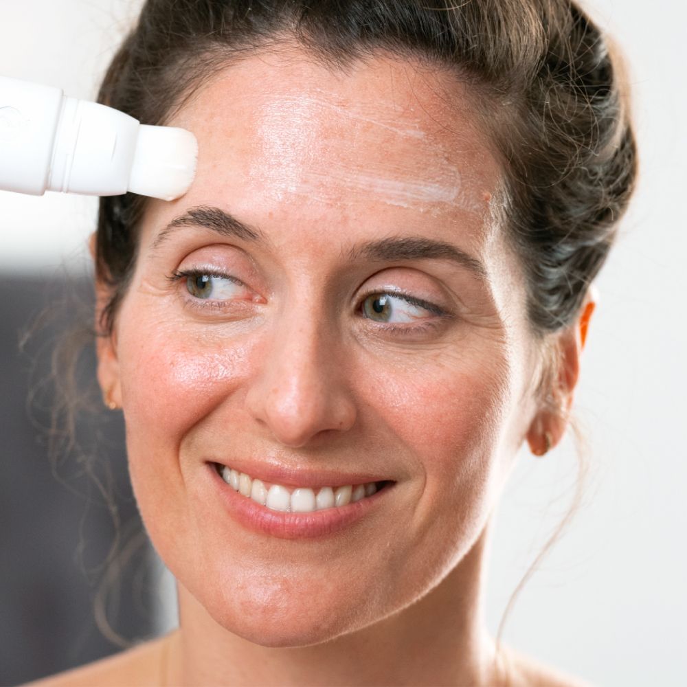 Witte tube met product. Opschrift: CLAIRIAL Night Peel. Achterkant met tekst.