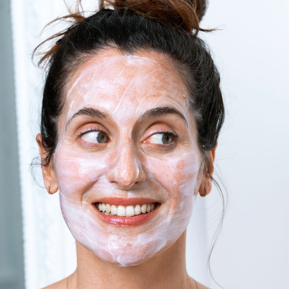 Verpakking met product. Opschrift: CLAIRIAL Night Peel. Tekst op de verpakking.