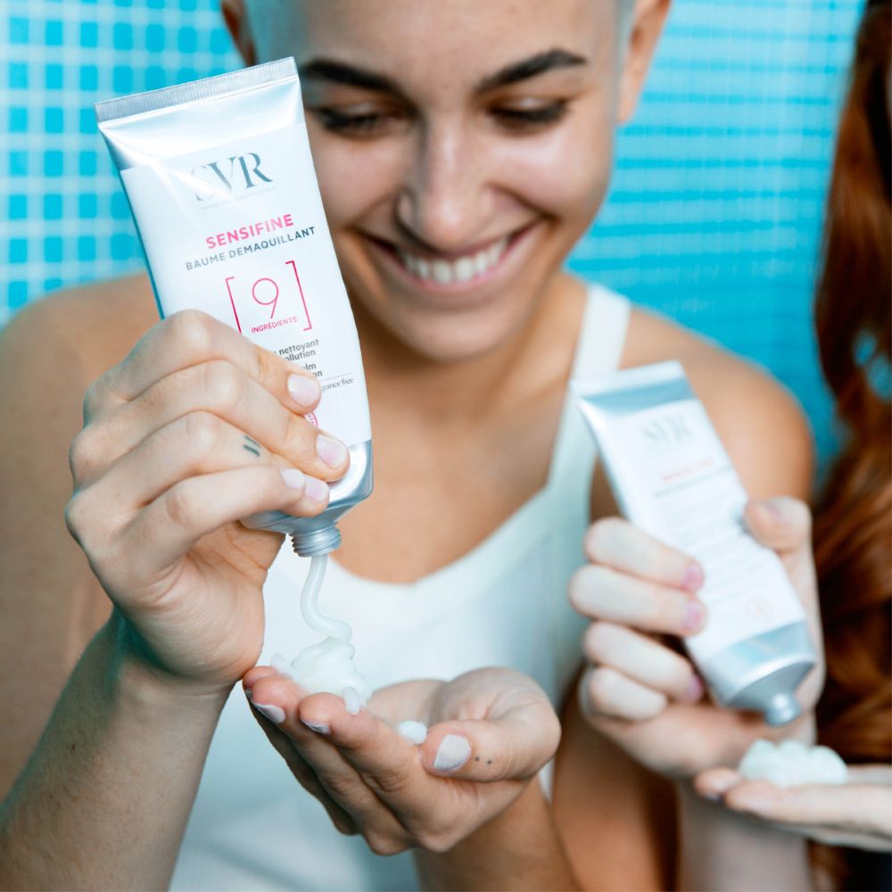 Deux personnes tiennent des tubes et pressent le produit sur leurs paumes. Le produit est un gel.