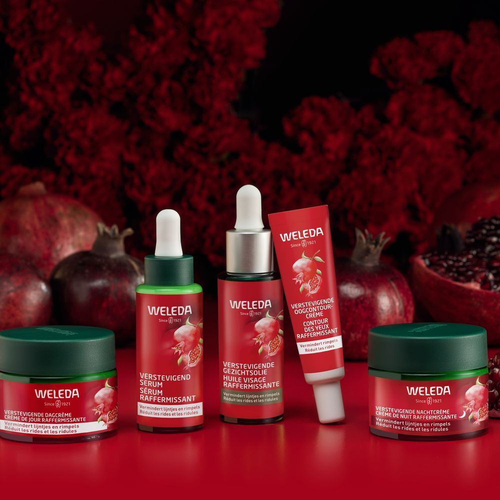 Divers produits WELEDA à la grenade. Flacons, pots et tube. Logo WELEDA et noms des produits visibles.