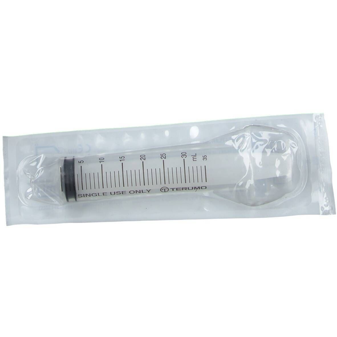 Seringue stérile dans un emballage. Graduation jusqu'à 30 ml. Piston noir. Inscription: Terumo, Single Use Only.