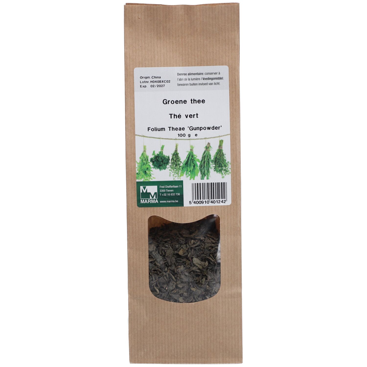 Sachet en papier brun avec thé vert. Fenêtre transparente révélant du thé en vrac. Inscriptions : "Groene thee", "Thé vert", "Folium Theae 'Gunpowder'". Marque : Marma.