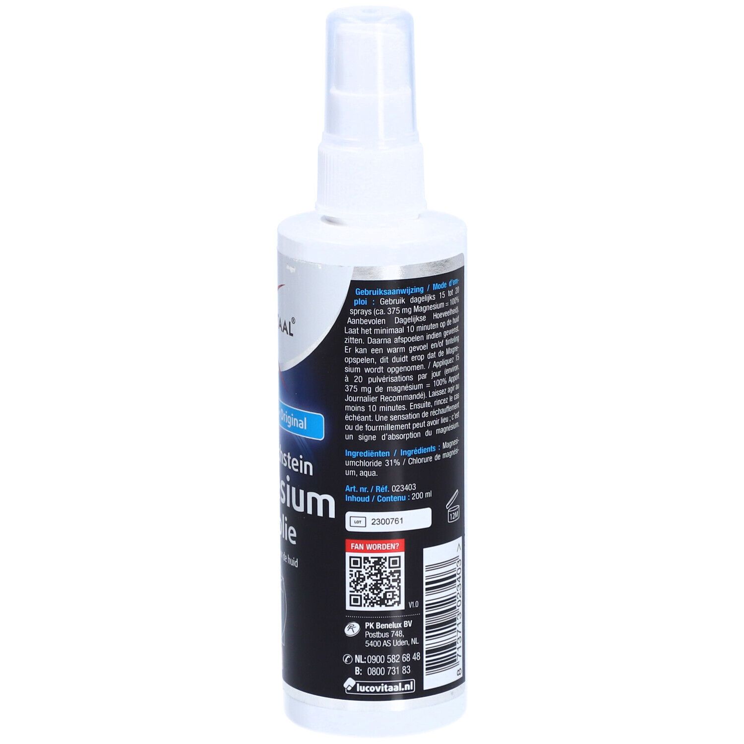 Achterkant van een witte sprayfles. Tekst in het Nederlands. Bevat 'Magnesium spierolie'. Met sproeikop.