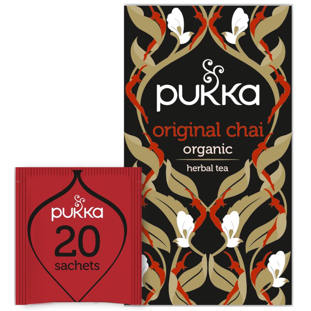 Rote Teebeutelpackung und Schachtel mit Pukka Chaï Original. Schwarzer Hintergrund mit floralem Muster und Produktnamen.