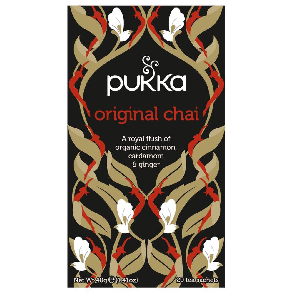 Schachtel Pukka Chaï Original. Schwarzer Hintergrund mit floralem Muster. Produktname und Zutatenangaben.