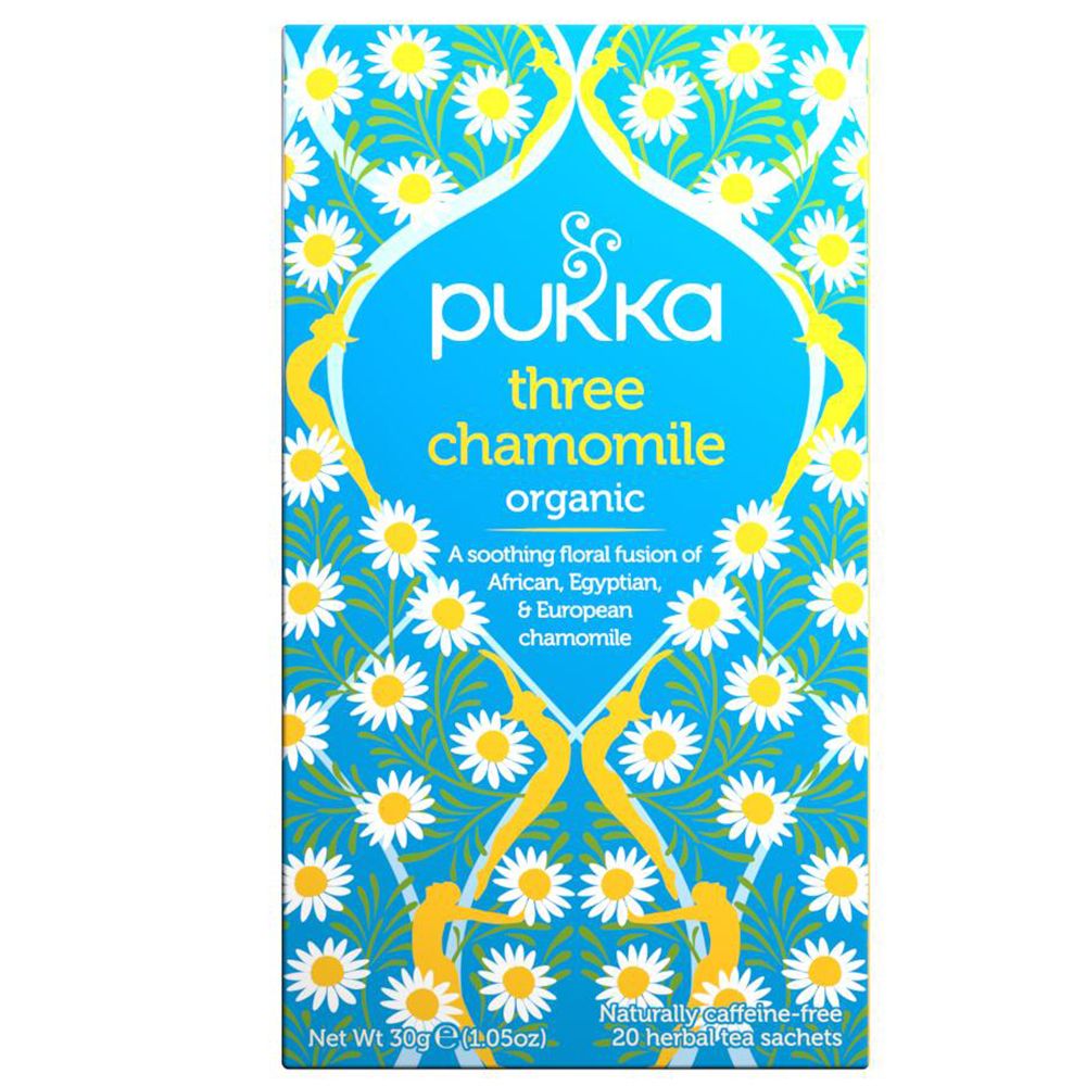 Boîte bleue avec logo Pukka et 'Three Chamomile'. 20 sachets de thé. Motif camomille.
