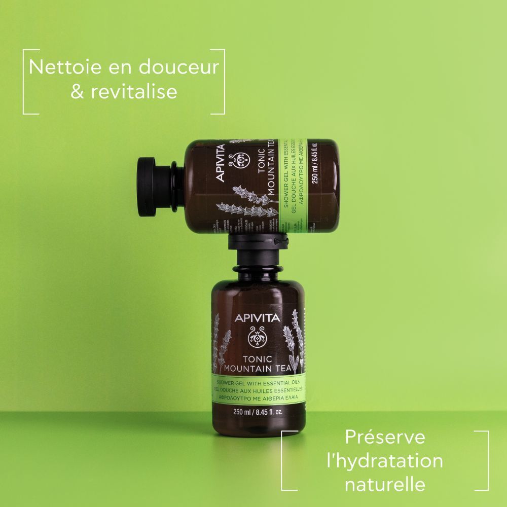 Deux flacons, l'un sur l'autre. Inscription : APIVITA, Tonic Mountain Tea. Texte : Nettoie en douceur & revitalise.