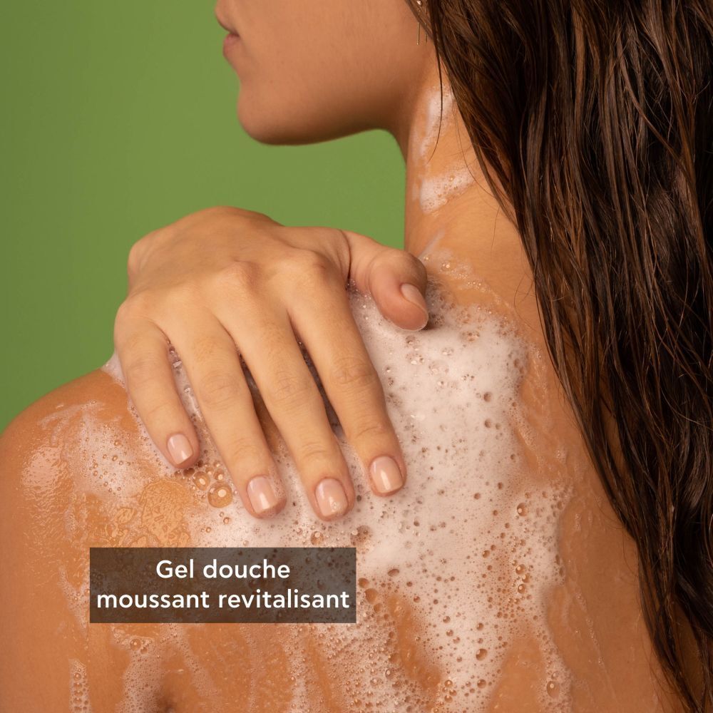 Personne se lave. Texte : Gel douche moussant revitalisant. Mousse. Fond vert.