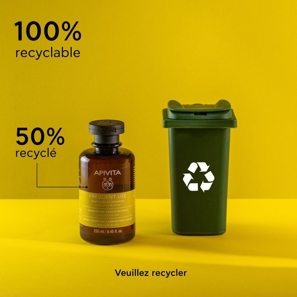 Flacon à côté d'une poubelle. Texte : 100% recyclable, 50% recyclé. Marque : Apivita. Shampooing.