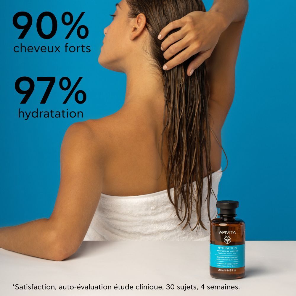 Femme aux cheveux mouillés. Flacon de shampooing. Texte : 90% cheveux forts, 97% hydratation.
