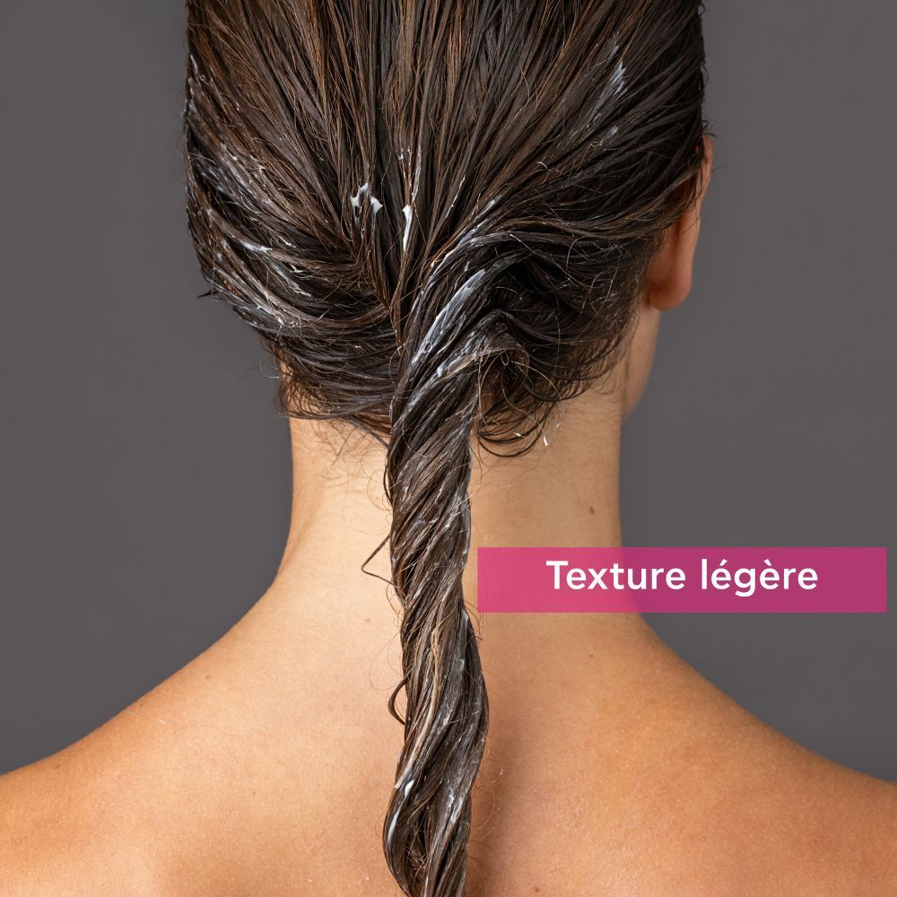 Mèche de cheveux avec après-shampooing. Texte : Texture légère.