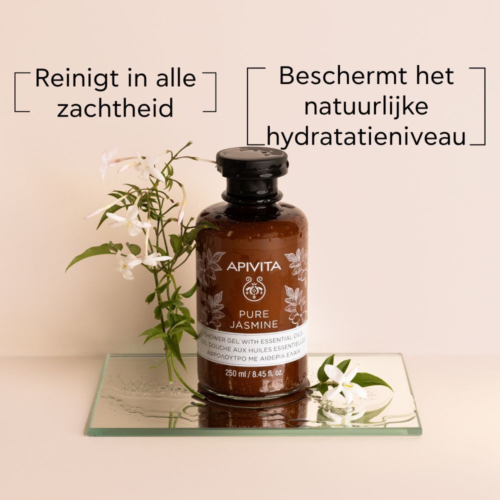 Fles met jasmijnbloemen op glazen plaat. Tekst: Reinigt in alle zachtheid, Beschermt het natuurlijke hydratatieniveau.