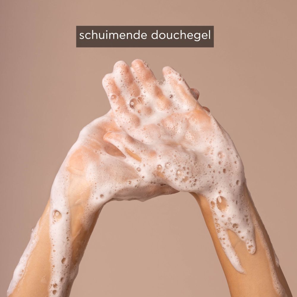 Handen met schuim. Tekst: Schuimende douchegel.