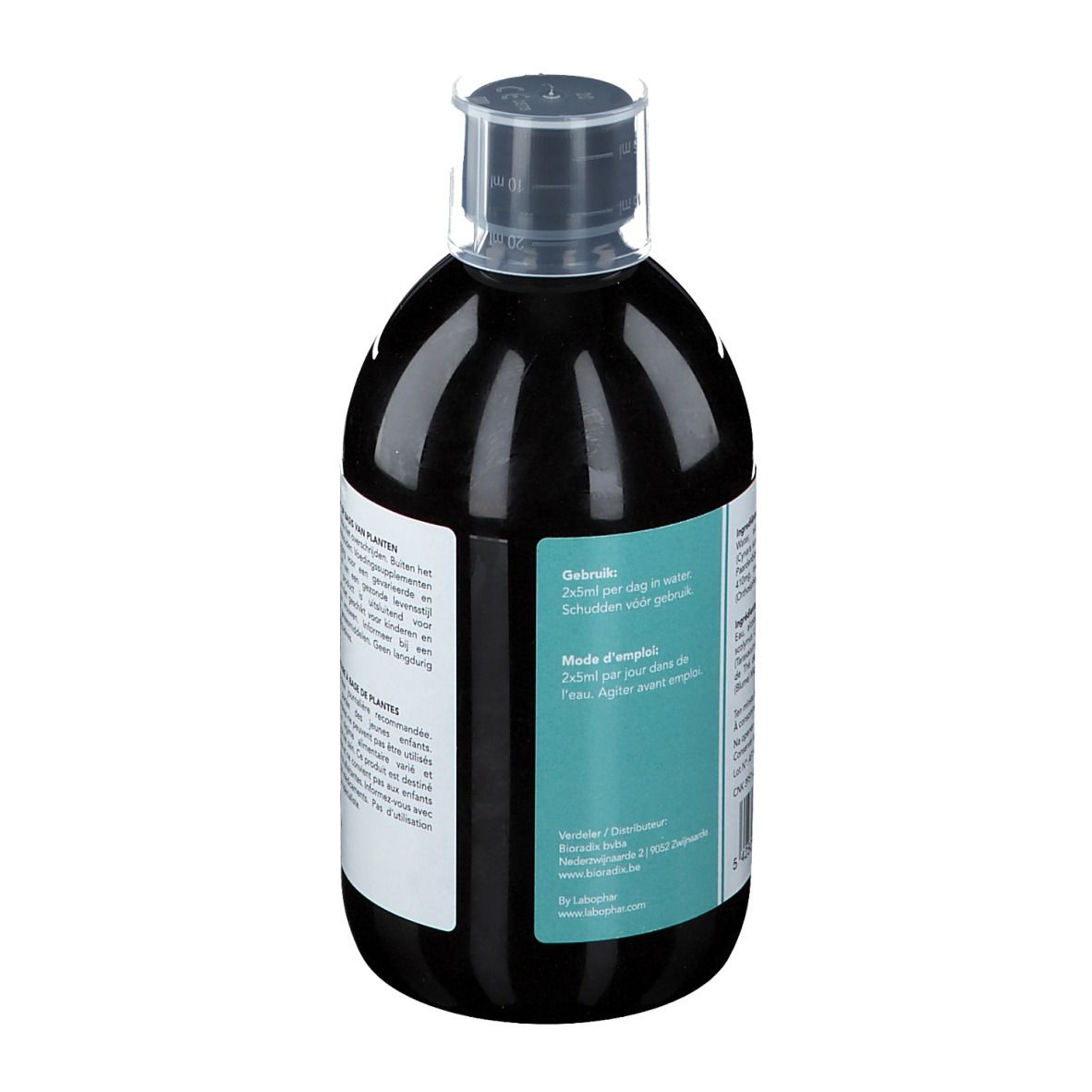 Achterkant van een fles met bruine vloeistof. Wit etiket met tekst. Opschrift: Gebruiksaanwijzing. Met transparante sluiting.