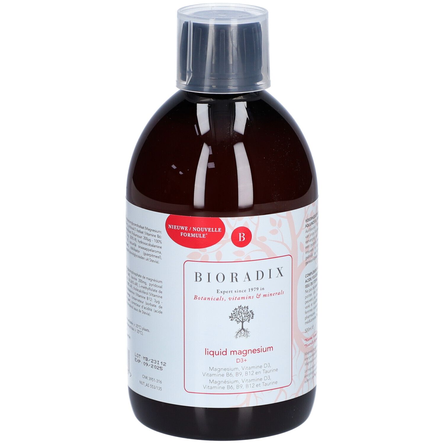 Bouteille marron avec bouchon noir. Étiquette blanche avec informations produit et logo. Autocollant rouge avec texte.