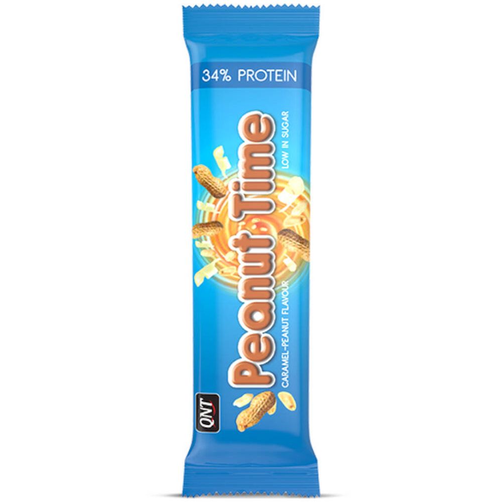 Blaue QNT Peanut Time Riegelverpackung. Aufschrift: 34% Protein, Karamell-Erdnuss Geschmack, Low in Sugar. QNT Logo.