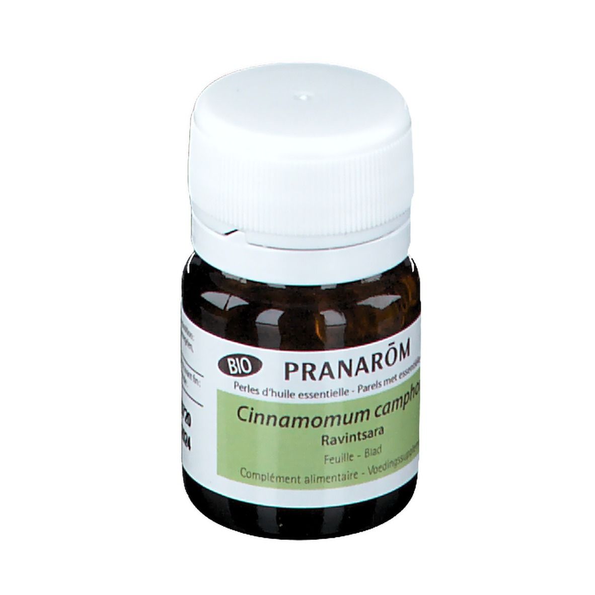 Flacon en verre brun avec bouchon blanc. Étiquette avec nom du produit et label BIO. Texte: Pranarôm, Cinnamomum camphora, Ravintsara.