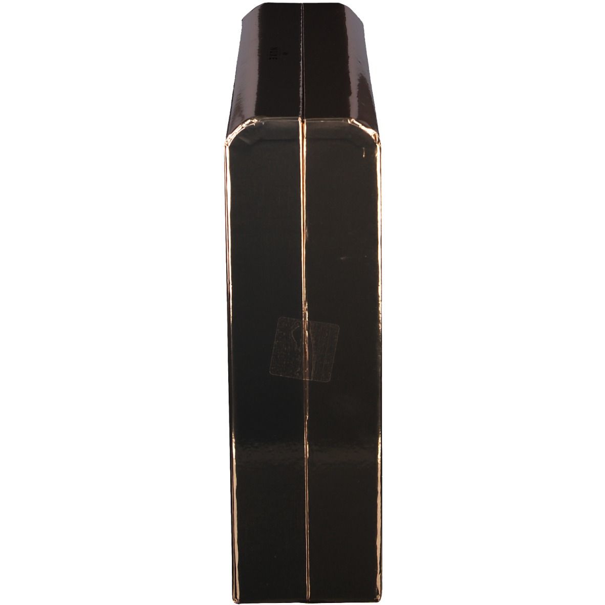 Zwarte, rechthoekige geschenkdoos, zijaanzicht. Gouden accenten op de randen. Etiket met barcode.
