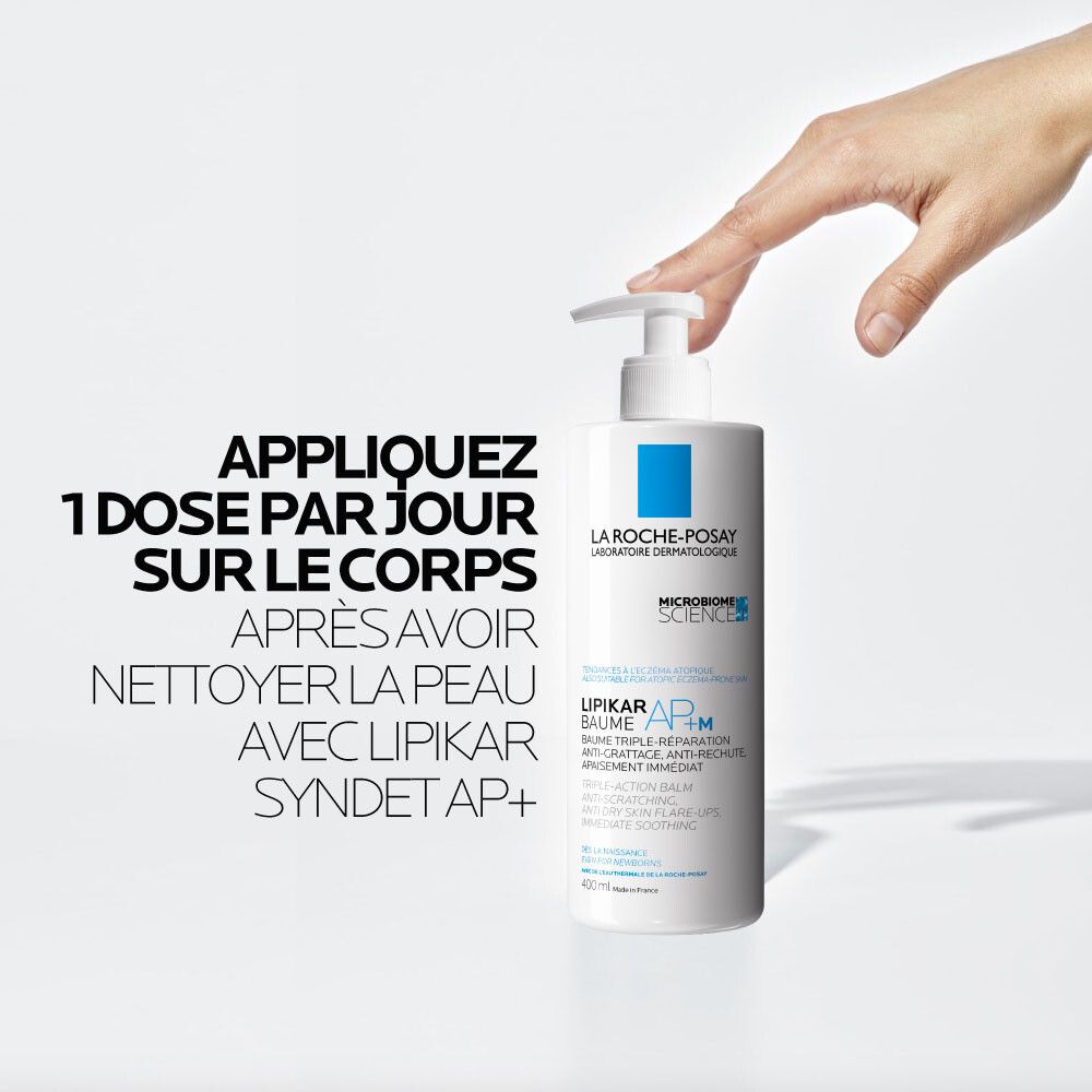 Flacon blanc avec logo bleu. Texte : LA ROCHE-POSAY, LIPIKAR BAUME AP+M. Main pointant le produit.
