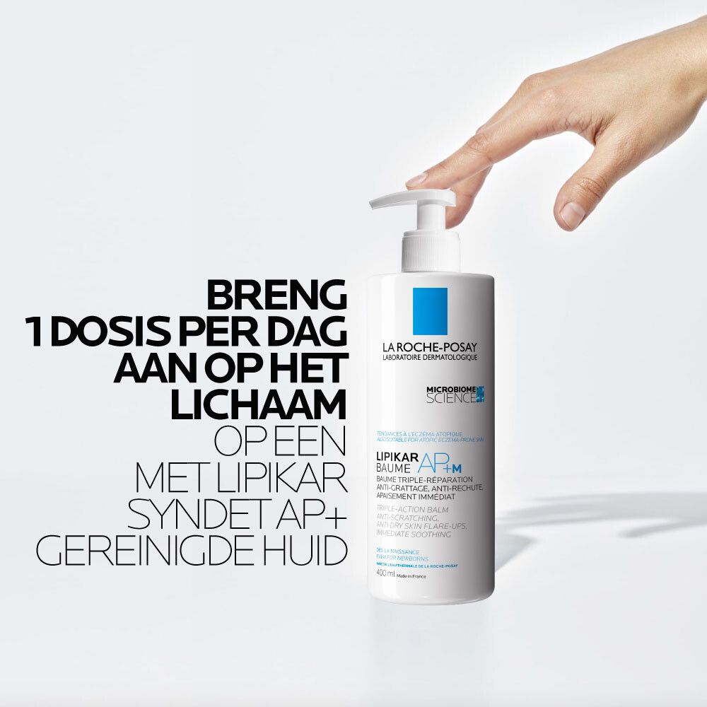 Witte fles met blauw logo. Tekst: LA ROCHE-POSAY, LIPIKAR BAUME AP+M. Hand wijst naar product.