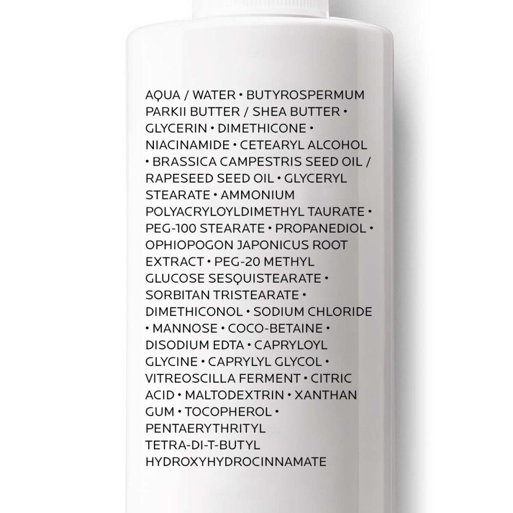 Witte fles met blauw logo. Tekst: LA ROCHE-POSAY, LIPIKAR BAUME AP+M. Hand wijst naar product.