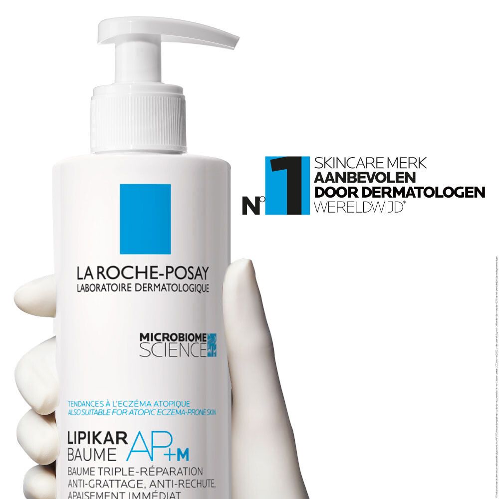 Witte fles met blauw logo. Tekst: LA ROCHE-POSAY, LIPIKAR BAUME AP+M. Dermatologische aanbeveling.