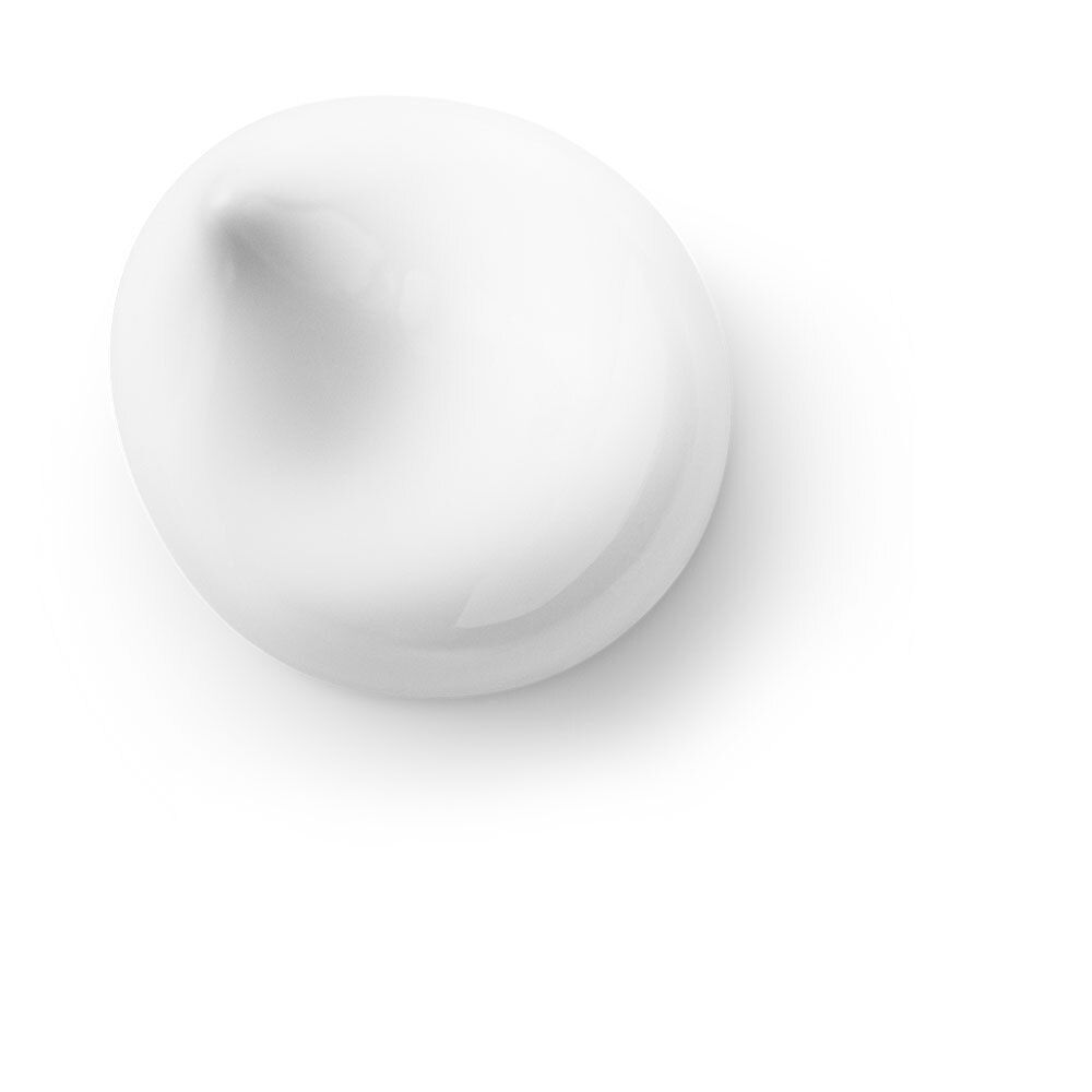 Close-up van een witte crèmevlek. Ronde vorm met een puntig uiteinde. Op een witte achtergrond.