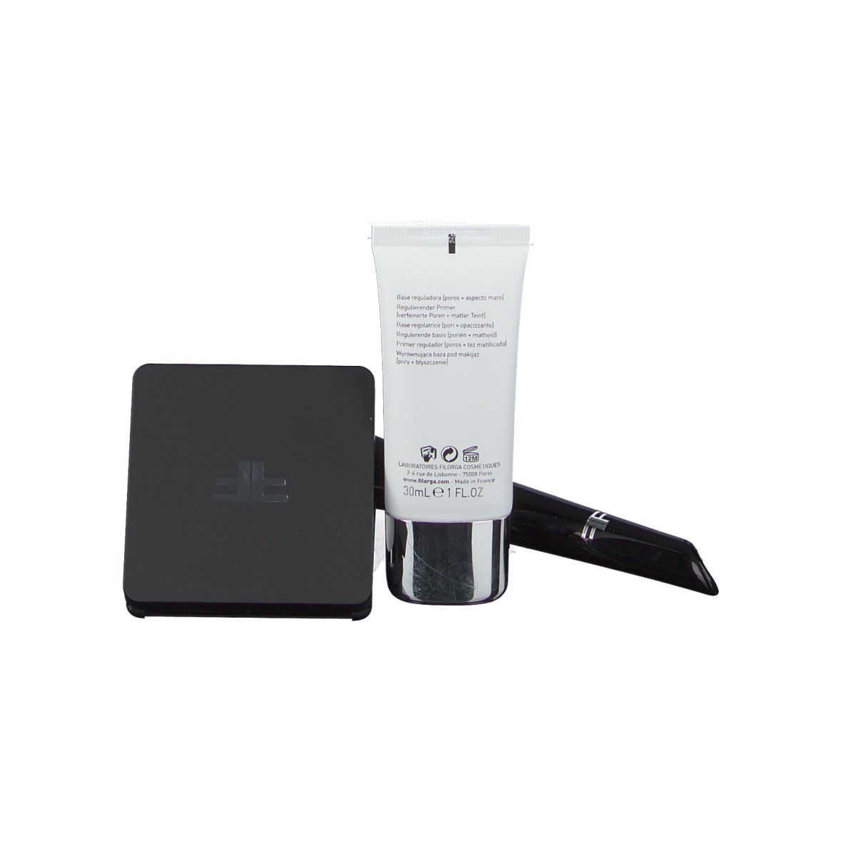 Set de maquillage avec tube, poudre, pinceau. Tube avec inscription. Pinceau noir et poudre compacte.