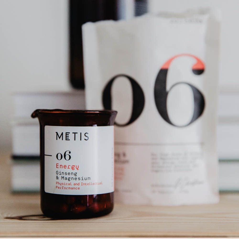 Bruine pot en zakje "Metis 06 Energy". Ginseng & Magnesium. Zwarte en rode tekst.