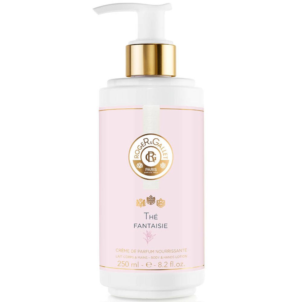 Flacon blanc avec étiquette rose. Tête de pompe dorée. Inscription : Roger & Gallet, Thé Fantaisie, Crème de Parfum Nourrissante.