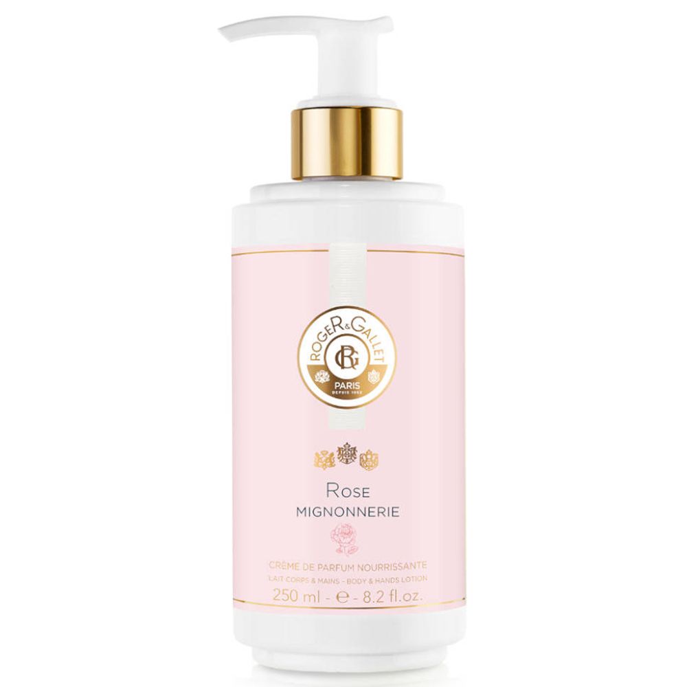 Flacon blanc avec étiquette rose. Tête de pompe dorée. Inscription : Rose Mignonnerie, Crème de Parfum Nourrissante.