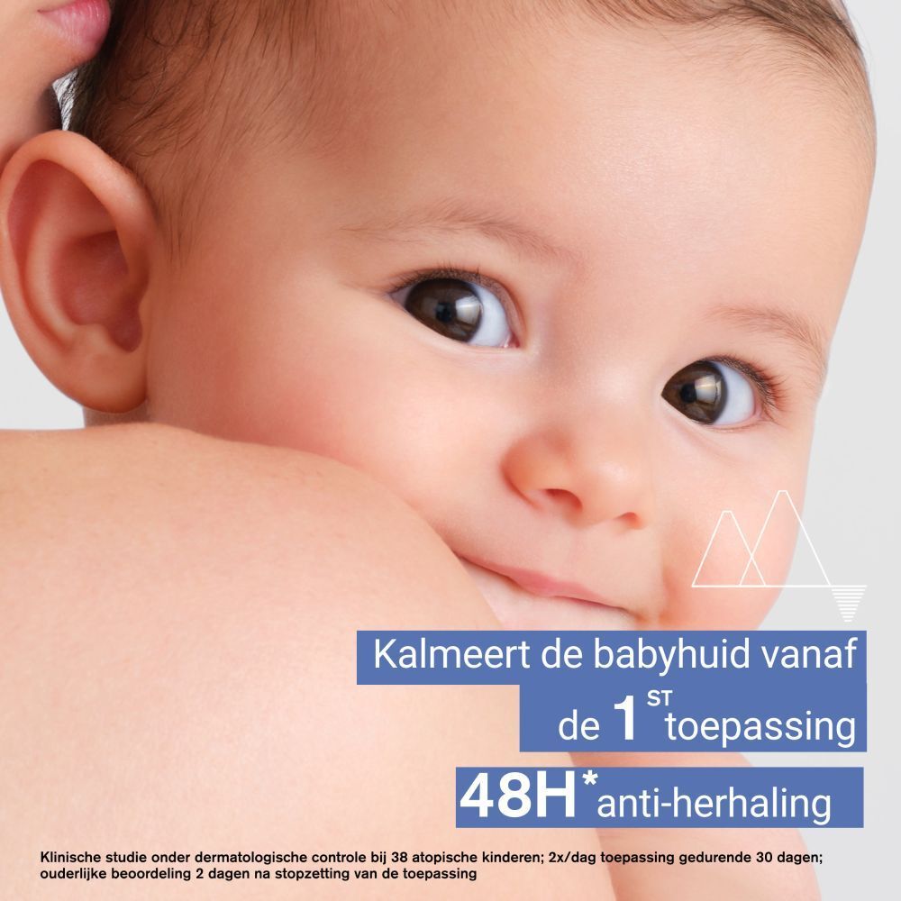 Close-up van een baby. Nederlandse tekst: verzacht de huid vanaf de eerste toepassing.