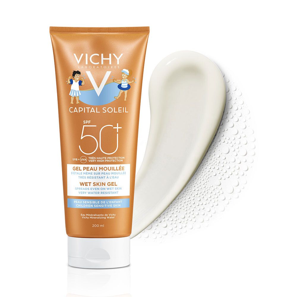 Tube de crème solaire à côté d'une goutte de gel. Marque Vichy, SPF 50+. Texture gel, pour peau mouillée. Effet eau en fond.