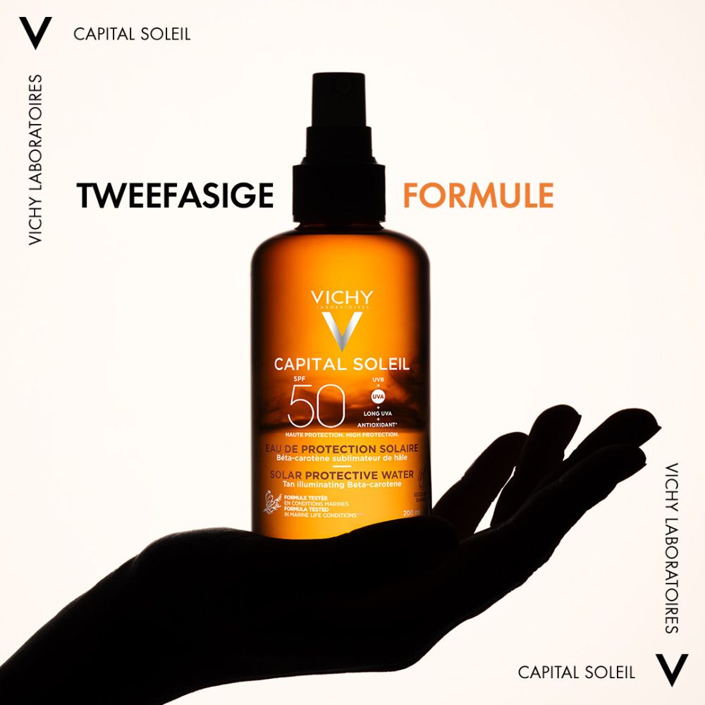 Vichy Capital Soleil Zonnebeschermingswater SPF50. Oranje fles met verstuiver. Productnaam en SPF50 duidelijk zichtbaar.
