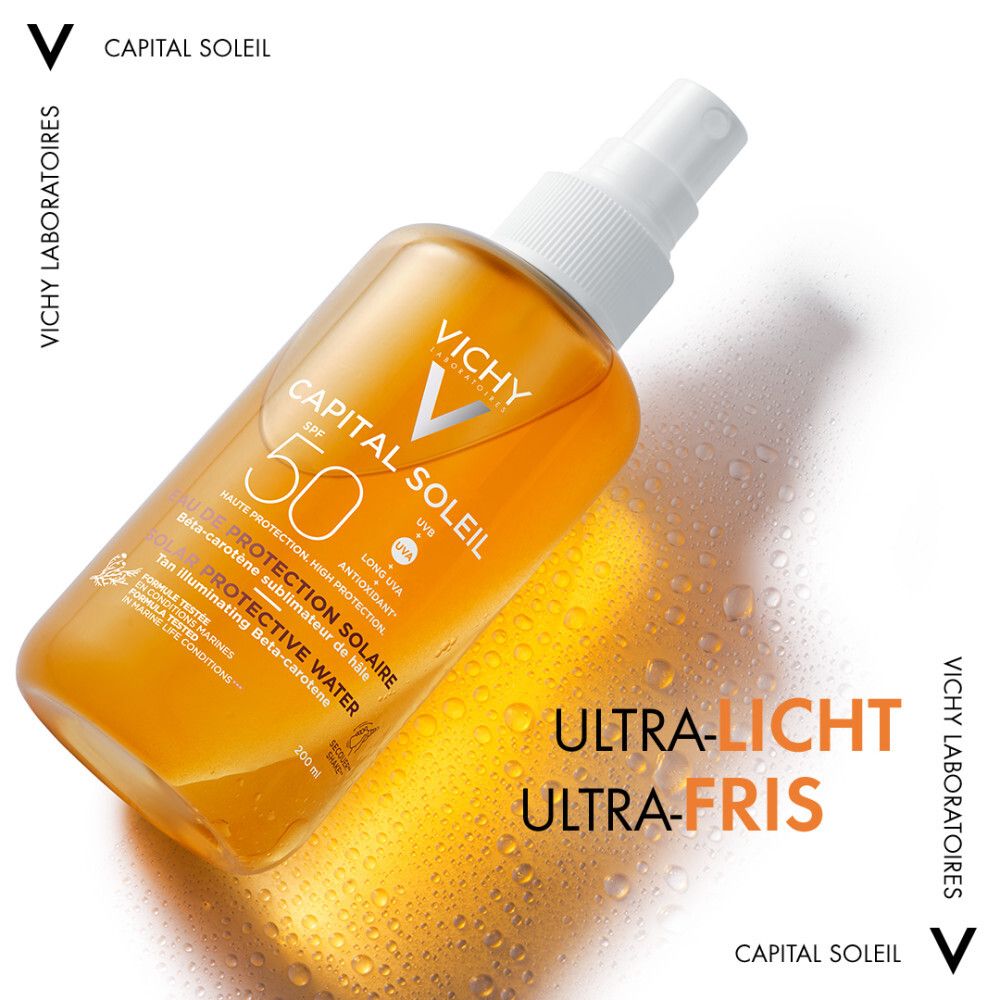 Vichy Capital Soleil Zonnebeschermingswater SPF50. Oranje fles met verstuiver. Productnaam en SPF50 duidelijk zichtbaar.