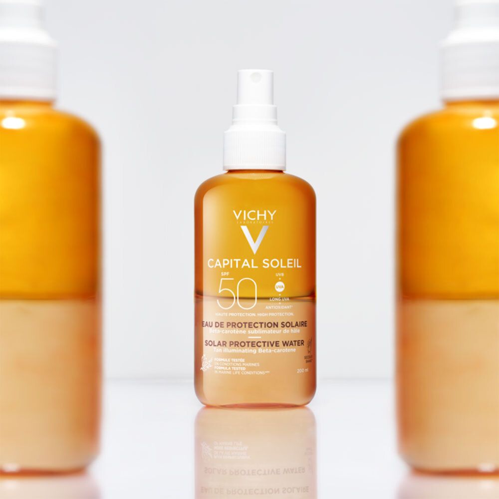 Trois flacons Vichy Capital Soleil Eau de protection solaire SPF50. Nom du produit et SPF50 visibles.