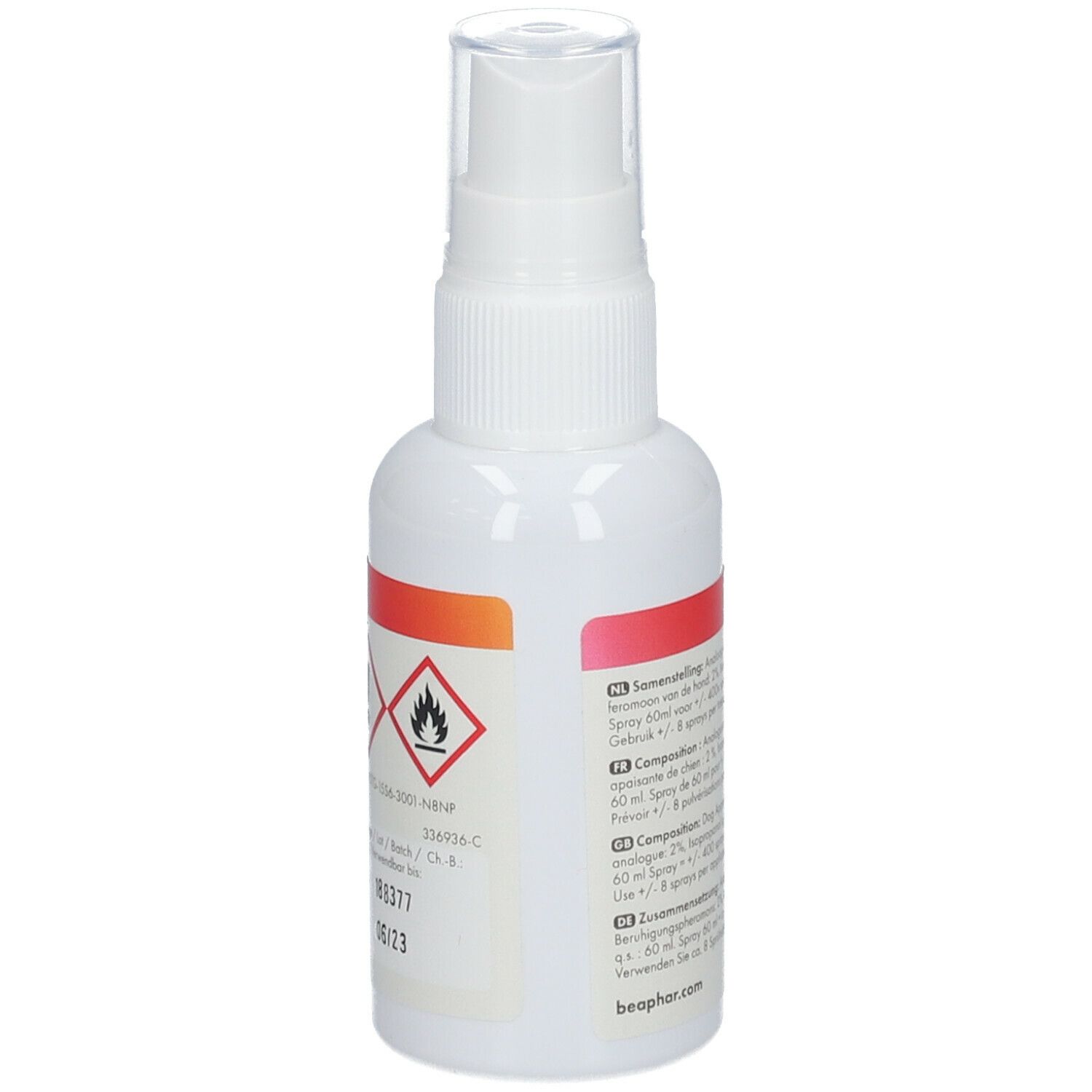 Achterkant van de witte sprayfles. Waarschuwingen en tekst. Opschrift: beaphar.com.