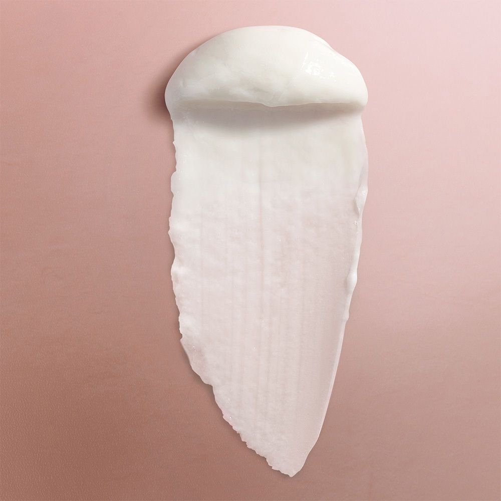 Wit product op roze achtergrond. Crèmetextuur, langwerpige afdruk.