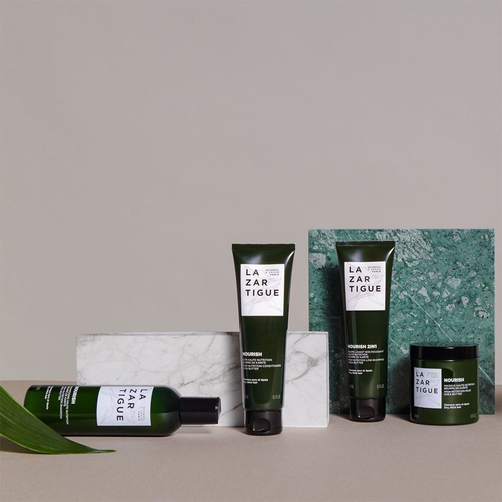 Productensemble: LAZARTIGUE-producten op marmeren blokken. Fles, tube, pot. Groene verpakking.