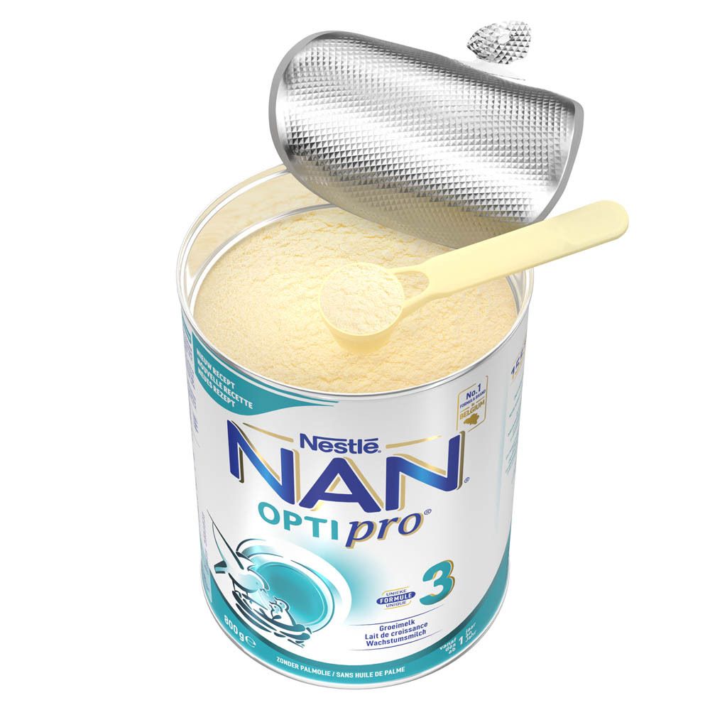 Open NAN OptiPro 3-verpakking. Poeder en maatschepje zichtbaar. Nestlé-logo op de verpakking.