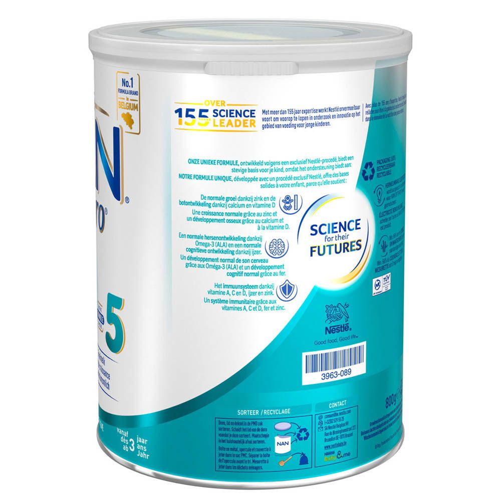 Achterkant van het Nestlé NAN Optipro 5 blik. Bevat informatie en recyclingsymbolen. Voornamelijk blauw en wit.