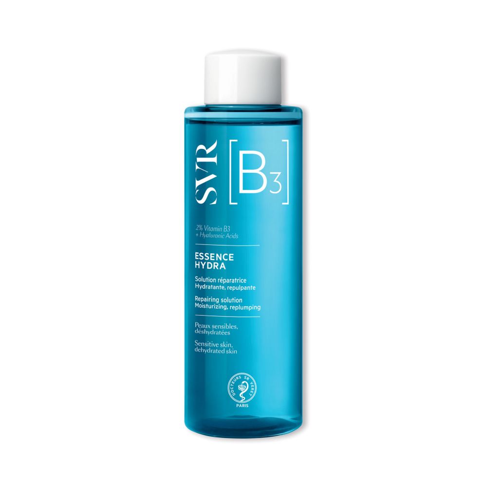 Flacon bleu avec bouchon blanc. Inscription : SVR [B3] ESSENCE HYDRA. Contient 2% Vitamine B3 + Acide Hyaluronique. Pour peaux sensibles, déshydratées.