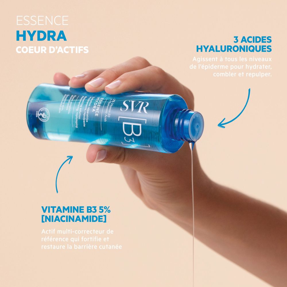 Flacon bleu avec bouchon blanc. Inscription : SVR [B3] ESSENCE HYDRA. Contient 2% Vitamine B3 + Acide Hyaluronique. Pour peaux sensibles, déshydratées.