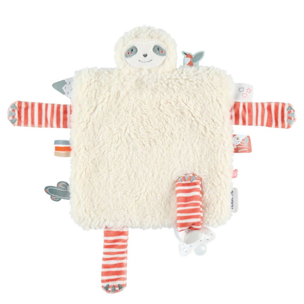Doudou avec visage de paresseux, fourrure blanche, rayures rouges sur les bras et les jambes, avec étiquettes.