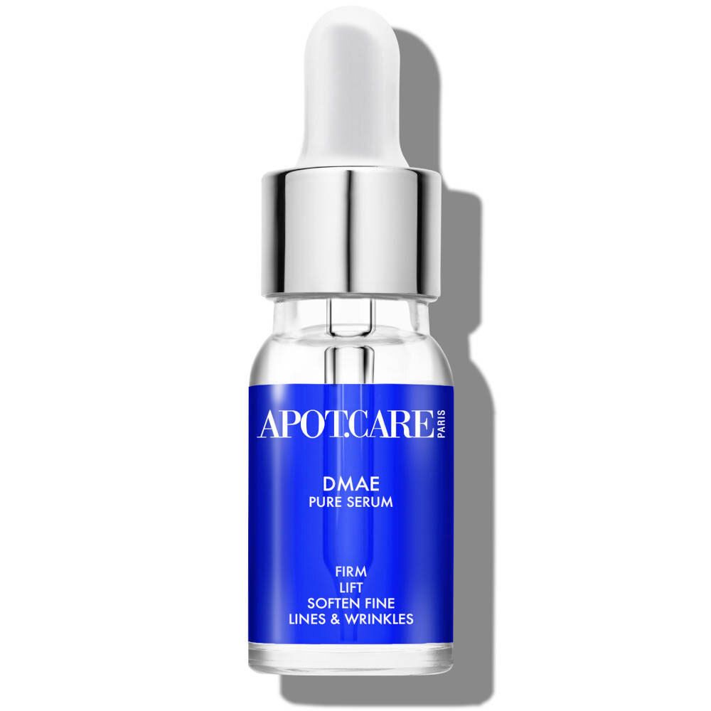 Flacon transparent avec pipette. Étiquette bleue avec texte: APOT.CARE, DMAE Pure Serum, Firm Lift, Soften Fine Lines.