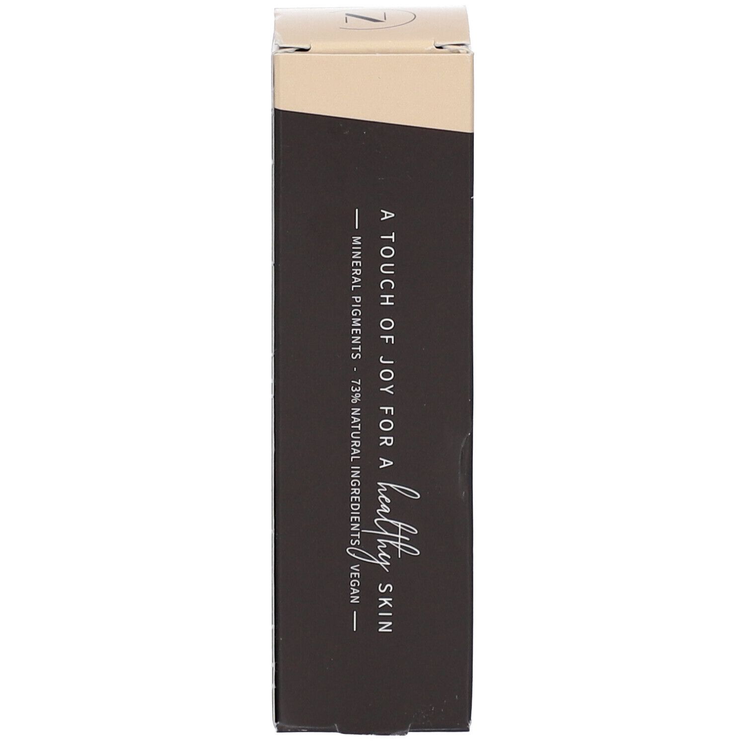 Productverpakking. Tekst: A touch of joy for a healthy skin. Minerale pigmenten - 73% natuurlijke ingrediënten - vegan.