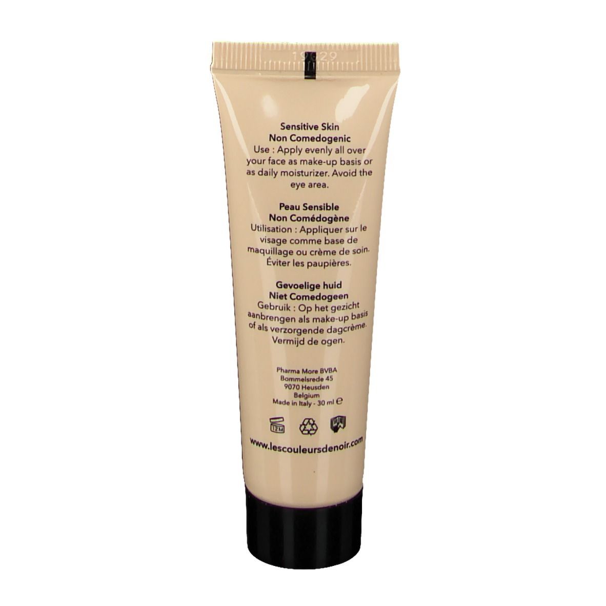 Rückseite des beigen Tubes. Text: Sensitive Skin, Non Comedogenic. Gebrauchsanweisung in Englisch, Französisch und Niederländisch. Marke: Les Couleurs de Noir.