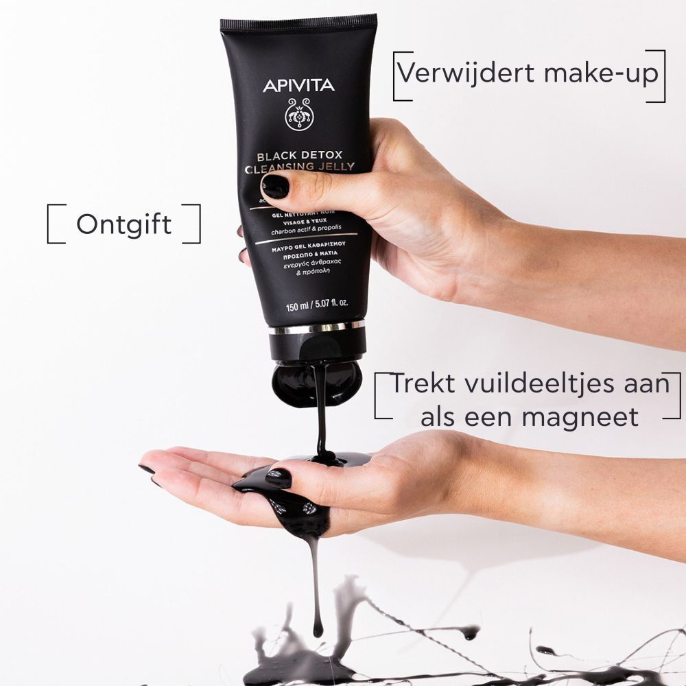 Handen houden een tube en verdelen zwarte gel. Teksten: Ontgift, Verwijdert make-up, Trekt vuildeeltjes aan.