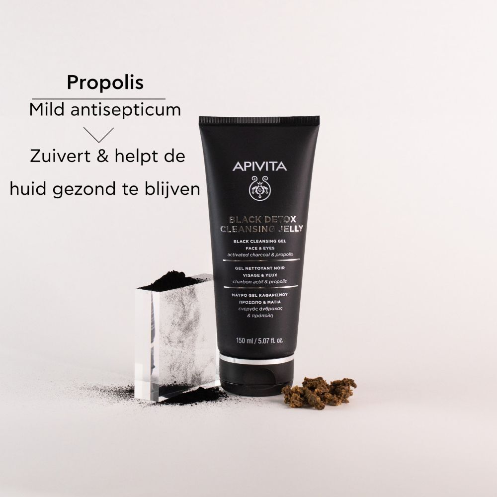 Tube naast propolis en actieve kool. Teksten: Propolis, Zuivert & helpt de huid gezond te blijven.