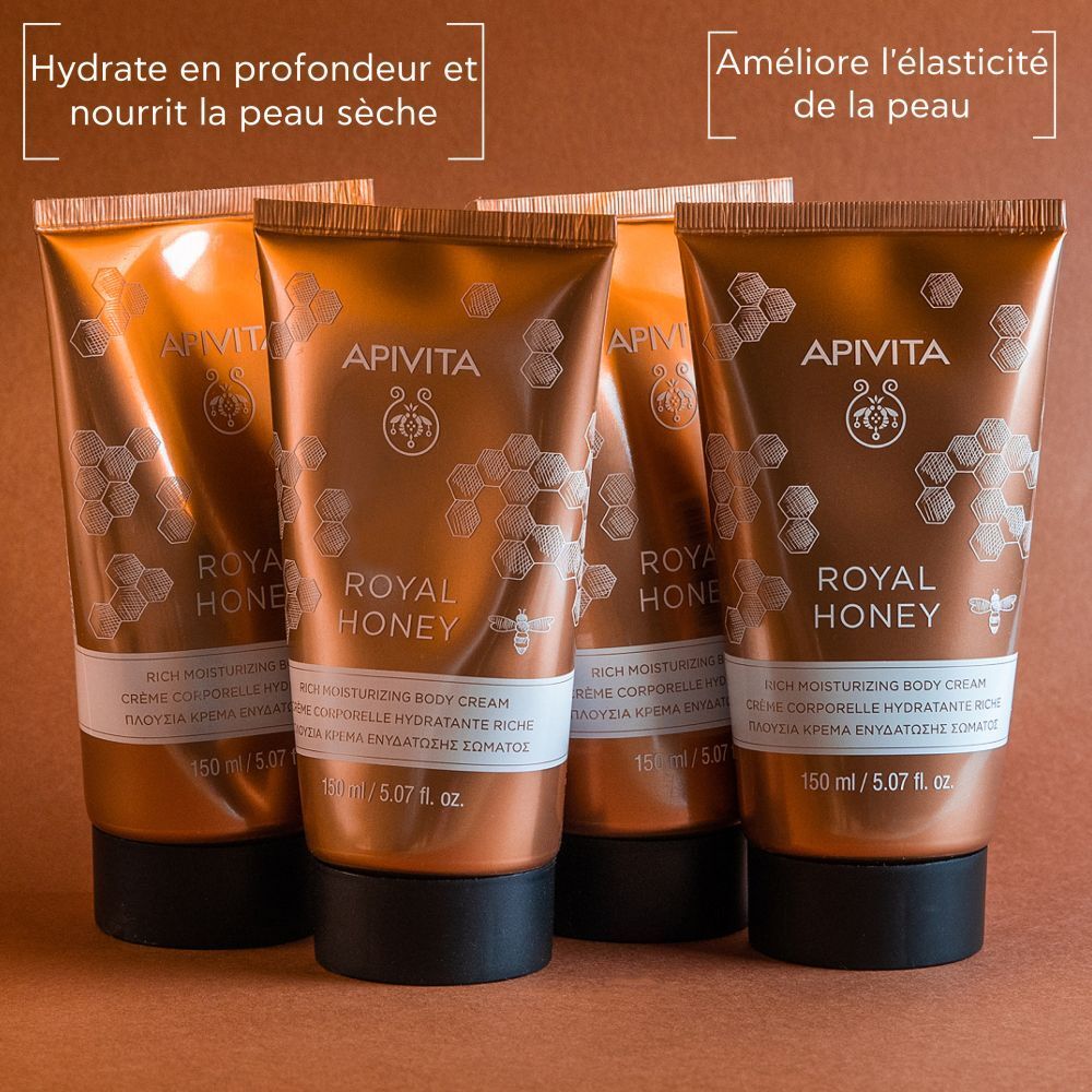 Quatre tubes de lotion pour le corps dorés. Inscription : APIVITA, ROYAL HONEY. Texte multilingue. Bouchons noirs.